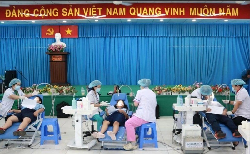 Les chirurgiens-dentistes du centre de santé de l’arrondissement 6 prennent en charge la santé bucco-dentaire des élèves. Photo : Quang Châu/CVN 