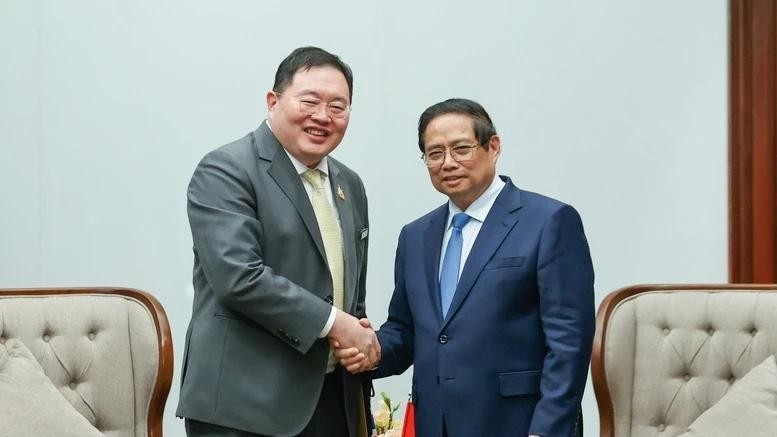 Le Premier ministre Pham Minh Chinh et Thammasak Sethaudom, président-directeur général du groupe SCG (Thaïlande). Photo : NDEL.