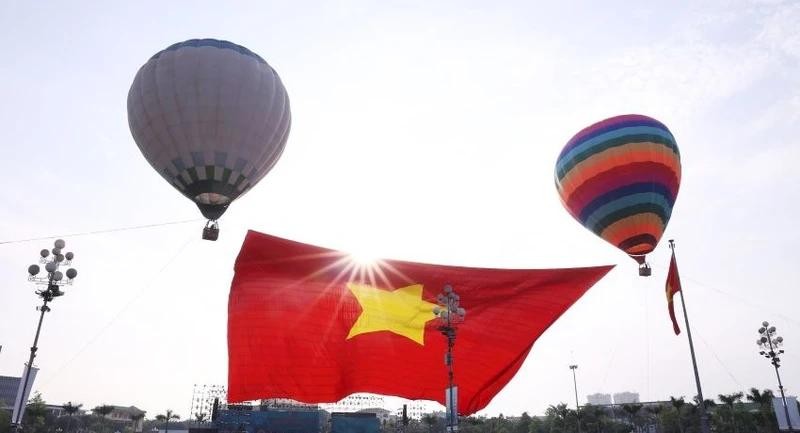 Un drapeau national de 2 025 m² a été hissé dans le ciel de la ville de Vinh.