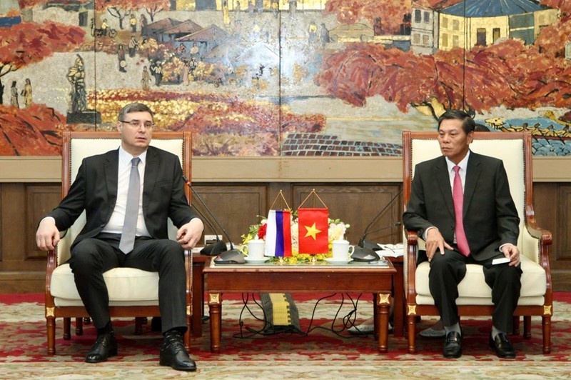 Le président du Comité populaire de la ville de Hai Phong et le gouverneur de la province de Vladimir lors de la réunion de travail. 