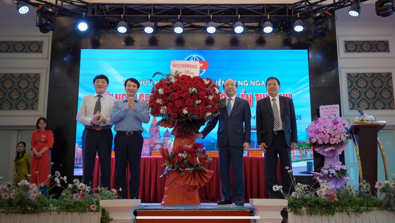 Un représentant de l’Union des organisations d’amitié de la province de Hai Duong offre des fleurs pour féliciter la Conférence. Photo : Centre de coopération Vietnam - Russie