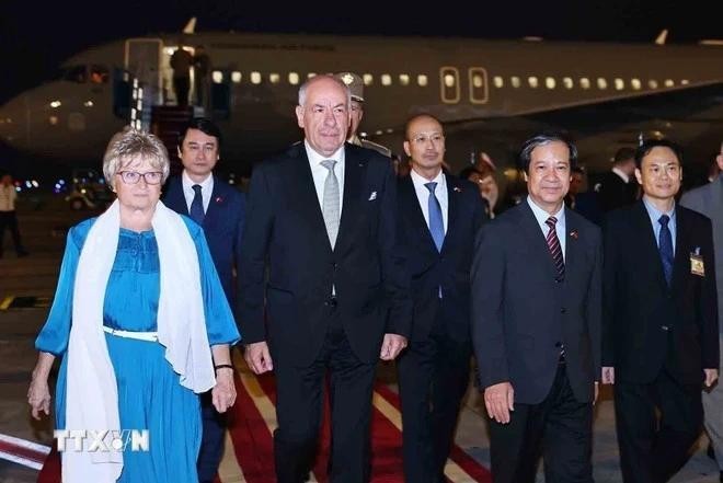 Le président hongrois et son épouse arrivent à Hanoï pour une visite officielle au Vietnam. Photo: VNA 