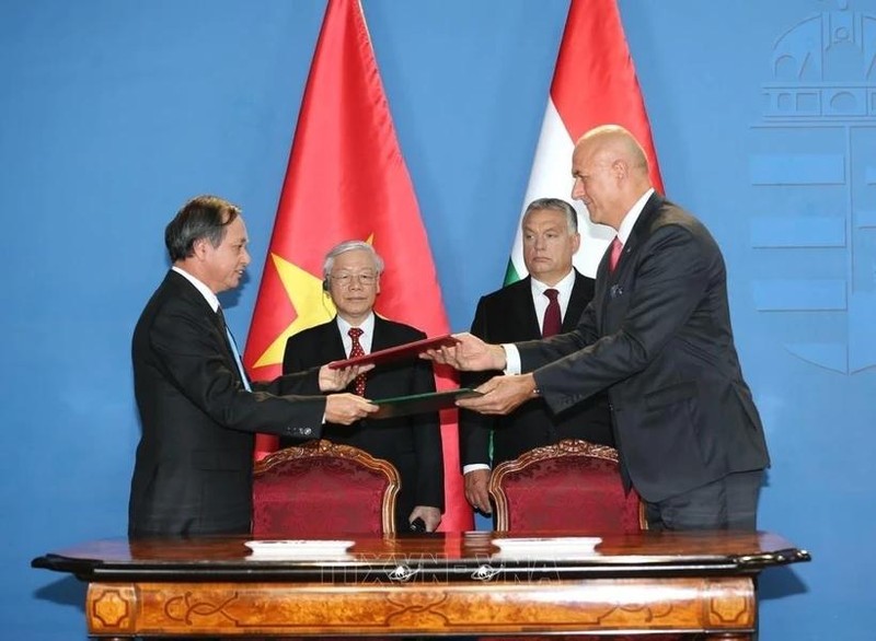 En 2018, le secrétaire général du Parti Nguyên Phu Trong et le Premier ministre hongrois Viktor Orbán assistent à la cérémonie de signature d’un mémorandum d’accord entre l’Association hongroise du secteur de l’eau et le Comité populaire de la province de Thanh Hoa concernant un projet d’approvisionnement en eau potable dans cette province. Photo : VNA. 