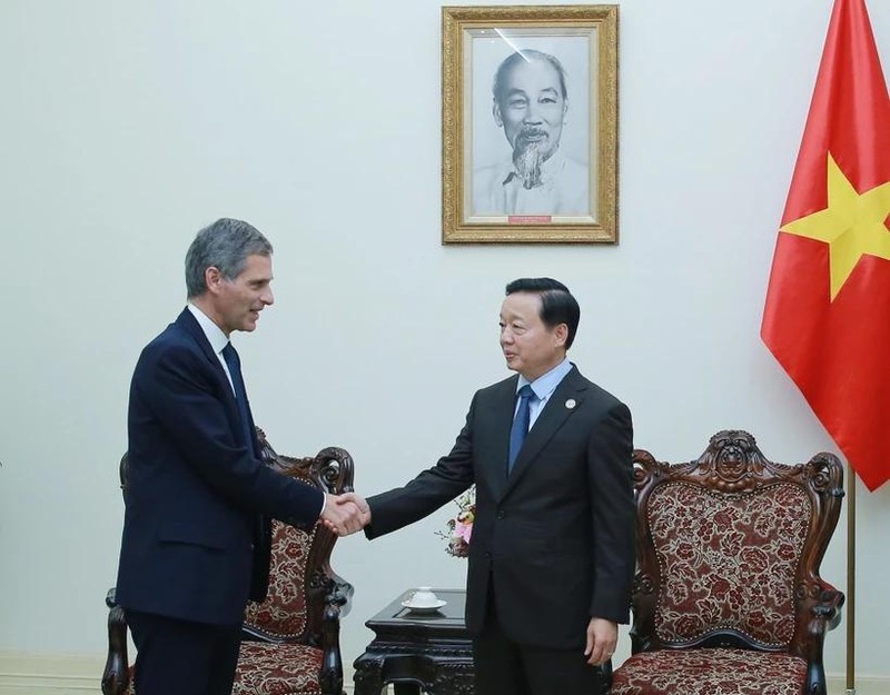 Le vice-PM Tran Hong Ha (droite) et le PDG du groupe francais CMA-CGM. Photo: VNA 