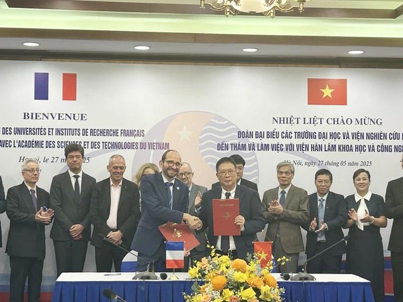 Séance de travail entre l'Académie des sciences et technologies du Vietnam et une délégation d'instituts de recherche nationaux et d'universités de premier plan de France. Photo : VNA. 