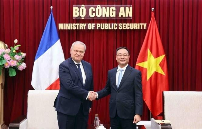 Le vice-ministre vietnamien de la Sécurité publique, Pham The Tung (à droite) et le ministre auprès du ministre d'État, ministre de l'Intérieur, François-Noël Buffet. Photo : VNA, 