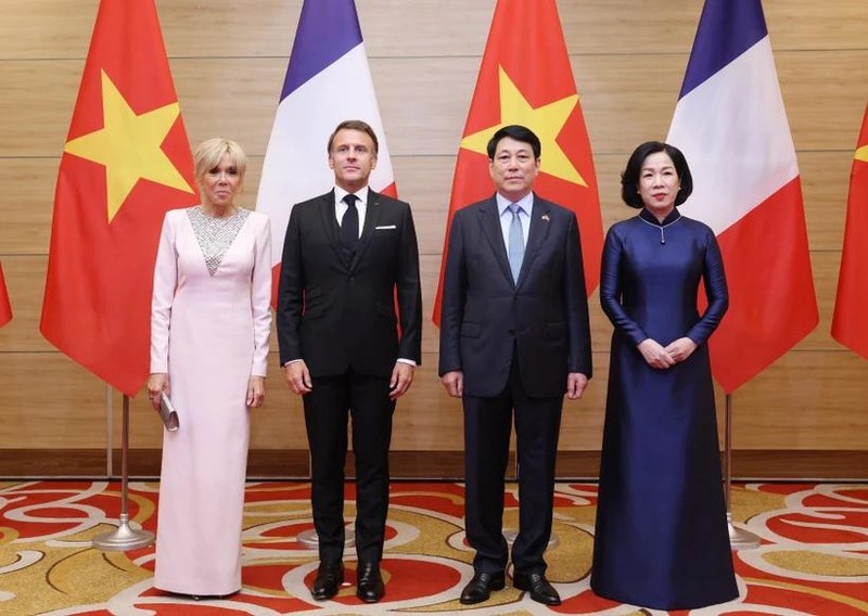 Le président de la République, Luong Cuong, et son épouse, le président français, Emmanuel Macron, et son épouse. Photo : VNA. 