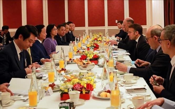 Le petit-déjeuner de travail entre le vice-Premier ministre vietnamien Tran Hong Ha et le président français Emmanuel Macron. Photo : VNA. 