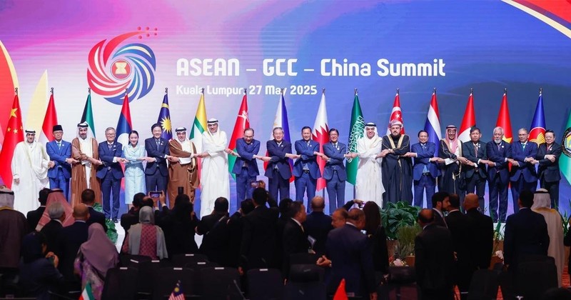 Le Premier ministre Pham Minh Chinh et les dirigeants de l'ASEAN, du CCG et de la Chine. Photo : VNA 