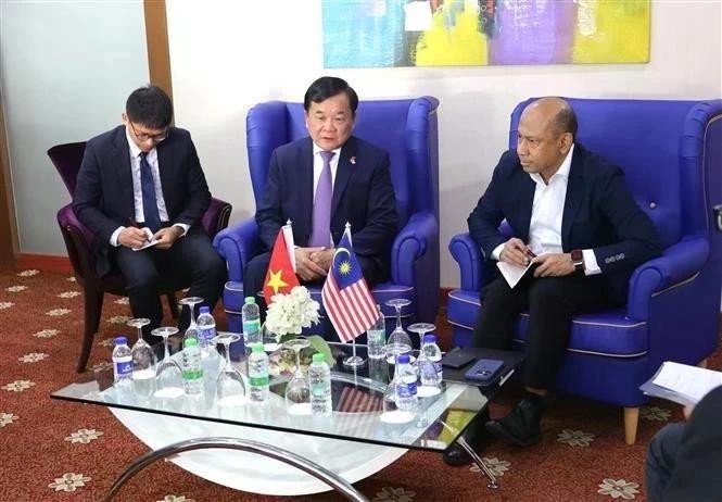 Le vice-ministre vietnamien de la Défense Hoàng Xuân Chien (au miieu) rencontre le secrétaire général adjoint du ministère malaisien de la Défense Mohd Yani Bin Daud (à droite). Photo : VNA 