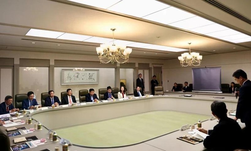 La rencontre entre le vice-Premier ministre vietnamien Nguyen Chi Dung et le maire de Nagoya Hirosawa Ichiro. Photo : VNA 