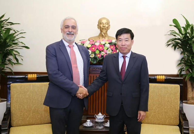 Le vice-ministre des Affaires étrangères, Nguyen Manh Cuong, accueille Taylan Coskun, membre du Bureau politique du Parti communiste français. Photo : Thanh Long. 