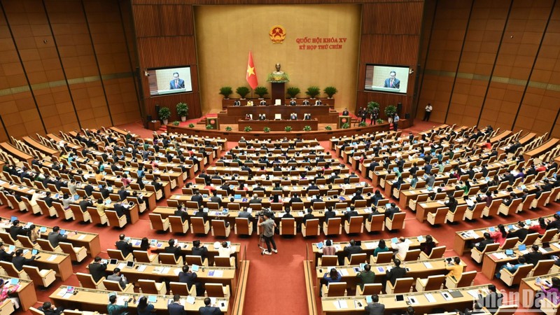 Les députés travaillent en séance plénière à l’Assemblée nationale. Photo : Bui Giang. 