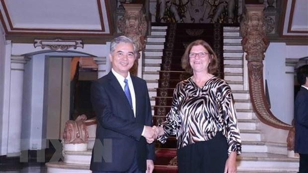 Le vice-président du Comité populaire de Hô Chi Minh-Ville, Ngô Minh Châu (à gauche), et Kristina Vogt, membre de la Chambre haute du pouvoir législatif de l’Allemagne. Photo: VNA