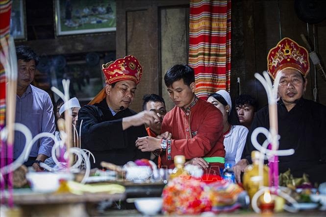 Le maître de culte dans une cérémonie. Photo : VNA