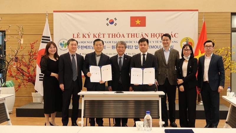 Lors de la cérémonie de signature du protocole d'accord sur l'assistance médicale aux Vietnamiens en République de Corée. Photo: L’Association des Vietnamiens en République de Corée 