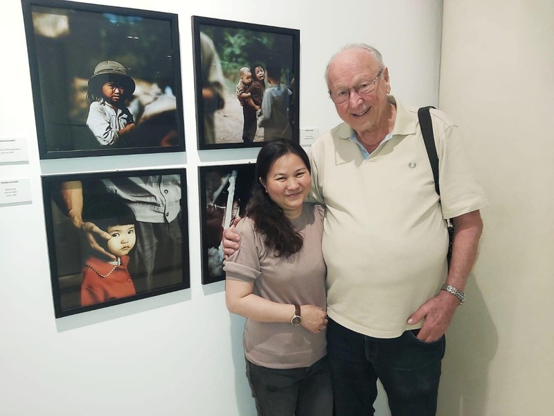 Le photographe allemand Thomas Billhardt (à droite). Photo: thoidai