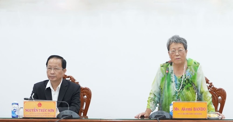 Akemi Bando (debout), secrétaire générale de l’Association de soutien aux enfants Vietnam-Japon. Photo: thoidai