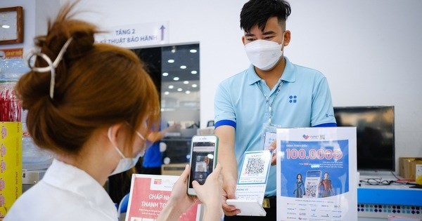 Paiement sans numéraire dans un magasin électronique de la rue Nguyên Van Linh, à Dà Nang Photo : tuoitre.vn