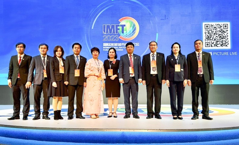 Une délégation de la ville de Da Nang, conduite par Luong Nguyen Minh Triet, secrétaire adjoint du Comité municipal du Parti et président du Conseil populaire municipal, participe au Forum des maires des villes touristiques internationales de Chine 2023. Photo: NDEL