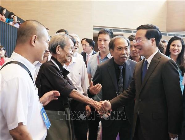 Le Président Vo Van Thuong rencontre des écrivains chevronnés vietnamiens. Photo : VNA.
