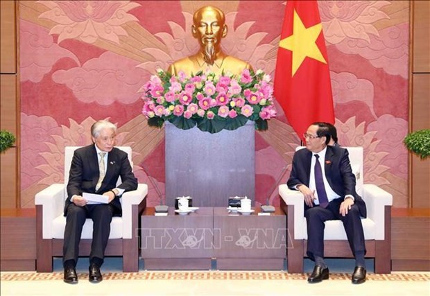 Le vice-président de l'Assemblée nationale (AN), Trân Quang Phuong (à droite), reçoit le gouverneur de la préfecture japonaise de Tochigi, Fukuda Tomikazu. Photo : VNA.