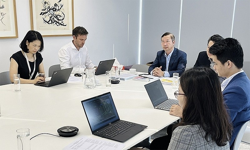 Lors de la cérémonie à Hanoi pour annoncer la publication du Vade-mecum des technologies de production et de stockage d'électricité 2023. Photo: baoxaydung.com.vn