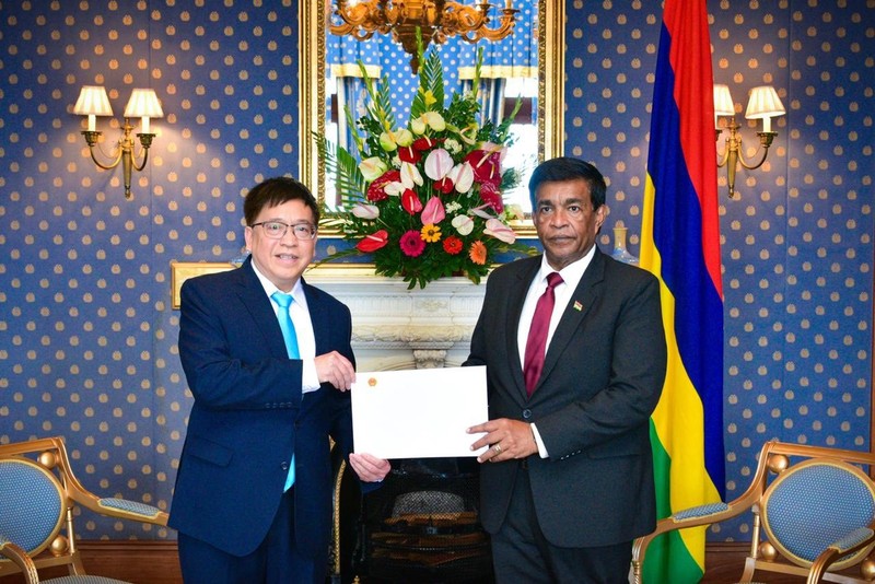 L'ambassadeur vietnamien au Mozambique et à Maurice, Pham Hoang Kim (à gauche), présente des lettres de créance au président de Maurice, Prithvirajsing Roopun. Photo: baoquocte