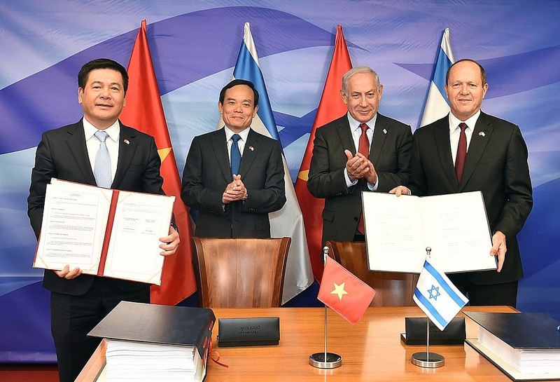 Le ministre vietnamien de l'Industrie et du Commerce Nguyen Hong Dien et le ministre israélien de l'Économie et de l'Industrie Nir Barkat ont signé l'accord de libre-échange Vietnam-Israël en juillet 2023. Photo : VGP