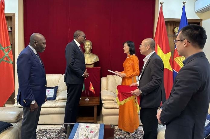 Lors de la cérémonie de remise de la décision du ministre des Affaires étrangères Bui Thanh Son de nommer Régis Facia, de nationalité béninoise, consul honoraire du Vietnam au Bénin. Photo: baoquocte