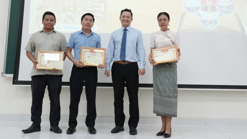 Remise des satisfecit aux étudiants étrangers. Photo : thoidai