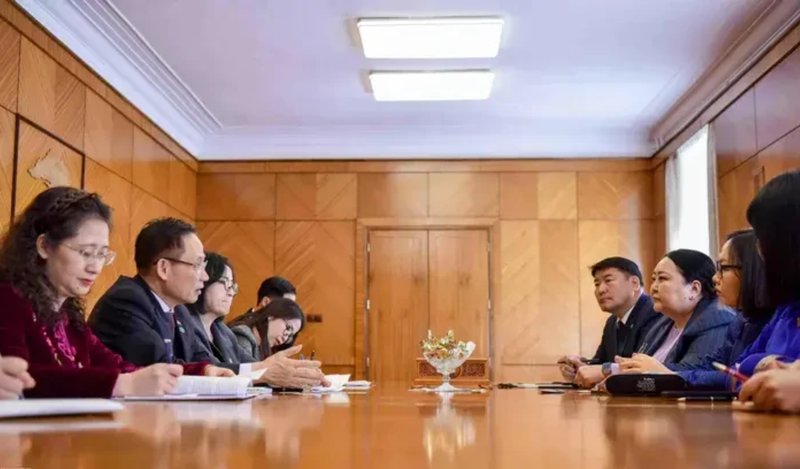 Le secrétaire du Comité central (CC) du PCV et chef de sa Commission des relations extérieures, Lê Hoai Trung (gauche) et des représentants des partis politiques mongols. Photo: VNA