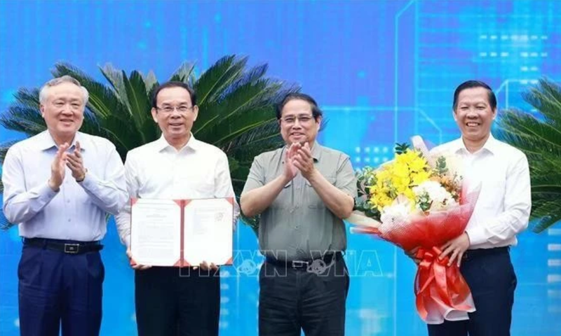 Le Premier ministre Pham Minh Chinh (deuxième à partir de la droite) remet la décision approuvant le plan directeur de de Hô Chi Minh-Ville. Photo : VNA.