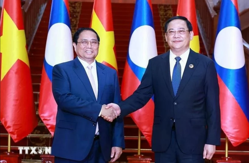 Le Premier ministre Pham Minh Chinh (à gauche) et son homologue lao Sonexay Siphandone aux 44e et 45e Sommets de l’ASEAN, à Vientiane, le 8 octobre 2024. Photo : VNA.