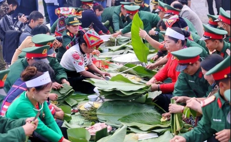 Pour ajouter à l'atmosphère festive, un événement de confection de banh chung (gâteau de riz gluant carré) aura lieu dans la cour du village ethnique Ba Na. Photo ; Vietnamplus.