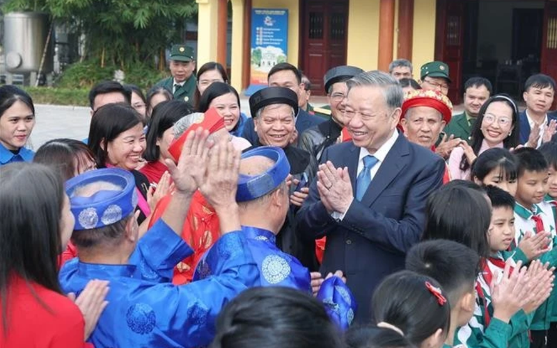 Le Secrétaire général du Parti To Lam et la population de Hung Yen. Photo : VNA.