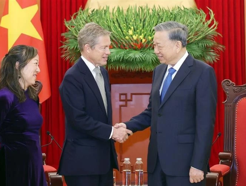 Le secrétaire général du Parti communiste du Vietnam To Lam (droite) et le fondateur et président de Berggruen Holdings et de l'Institut Berggruen, Nicholas Berggruen, et la directrice de l'Institut Weatherhead d'Asie de l'Est de l'Université Columbia aux États-Unis, Nguyen Thi Lien Hang. Photo : VNA.