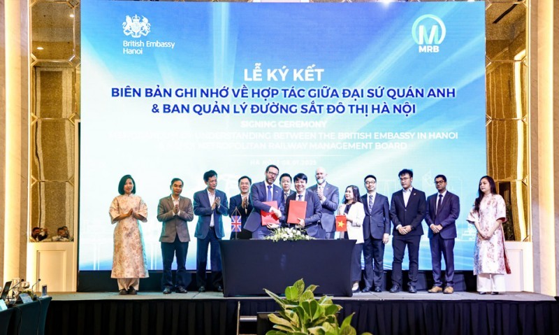 Lors de la cérémonie de signature du protocole d’accord entre le Comité de gestion des chemins de fer urbains de Hanoi et l’ambassade du Royaume-Uni et d’Irlande du Nord au Vietnam. Photo: KT&ĐT