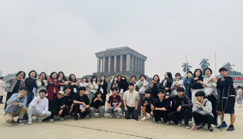 Des lycéens de la province de Chungcheongbuk rendent hommage au Président Ho Chi Minh en son mausolée. Photo : KT&DT