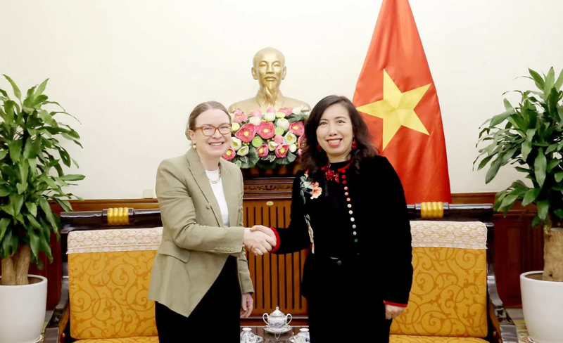 La vice-ministre des Affaires étrangères Le Thi Thu Hang (à droite) et l'ambassadrice d'Irlande au Vietnam, Deirdre Ní Fhallúin. Photo : baoquocte