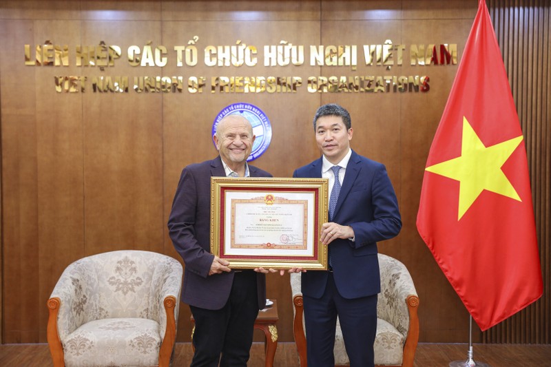 Phan Anh Son, président de l'Union des organisations d'amitié du Vietnam, remet un satisfecit attribué par le Premier ministre à Robert Valentino Kalatschan, président et chef du bureau de représentation de GIBTK au Vietnam. Photo : thoidai