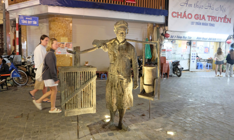 La statue en bronze représentant un porteur de pho. Photo: ktdt