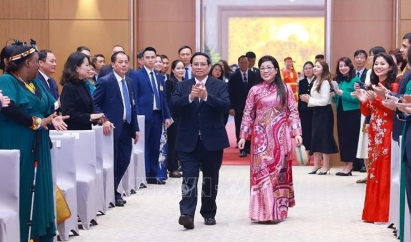 Le Premier ministre Pham Minh Chinh et son épouse président un banquet en l’honneur du corps diplomatique à l’occasion du Nouvel An lunaire. Photo: VNA