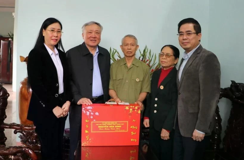 Le vice-Premier ministre permanent Nguyên Hoa Binh (2e de gauche) offre un cadeau à un ancien combattant à Quang Ngai. Photo : VNA.