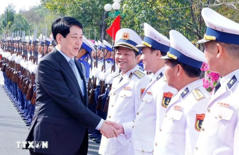 Le président de la République, Luong Cuong, présente ses vœux de Nouvel An aux unités des forces armées de la ville de Phu Quoc. Photo : VNA.