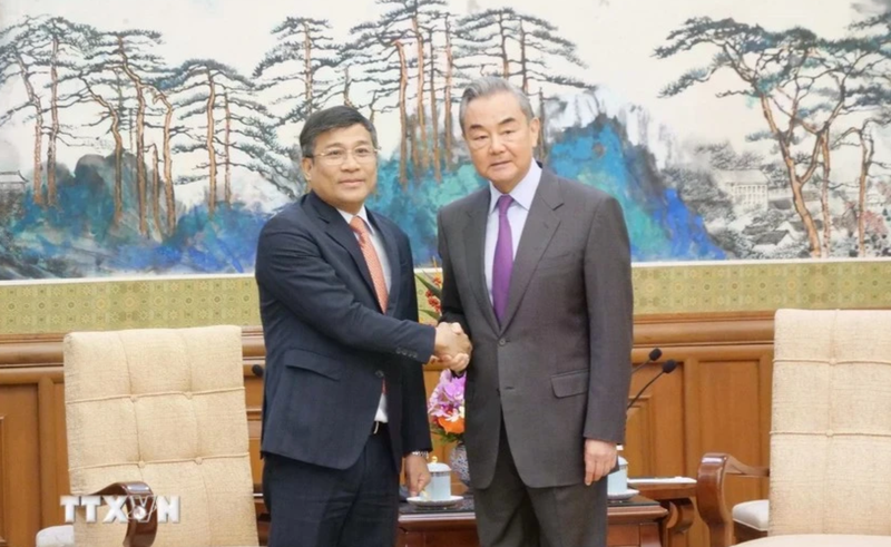 Nguyên Minh Vu, vice-ministre permanent des Affaires étrangères du Vietnam (gauche) et Wang Yi, chef du Bureau de la Commission centrale des affaires étrangères du Parti et ministre des Affaires étrangères de Chine. Photo : VNA.