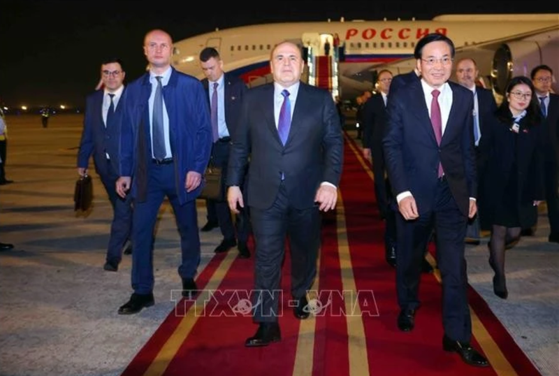 Le Premier ministre russe, Mikhaïl Vladimirovitch Michoustine, à l’aéroport international de Noi Bai. Photo : VNA.