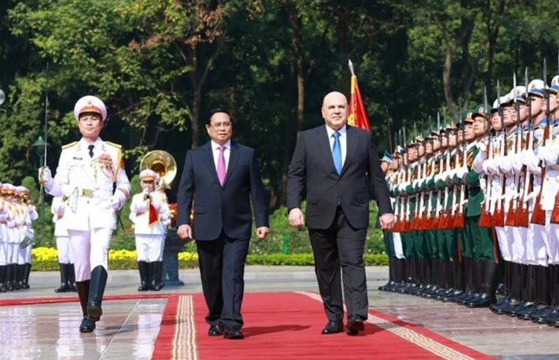 Le Premier ministre Pham Minh Chinh (gauche) préside la cérémonie d’accueil officielle à Hanoï en l’honneur de son homologue russe, Mikhaïl Vladimirovitch Michoustine. Photo; VNA