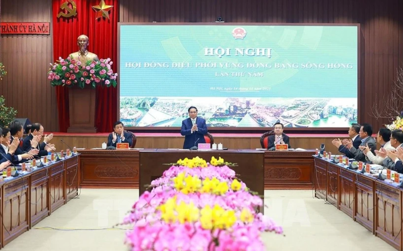 Le Premier ministre Pham Minh Chinh (debout) préside la 5e réunion du Conseil de coordination de la région du delta du fleuve Rouge, à Hanoi, le 14 janvier. Photo : VNA.