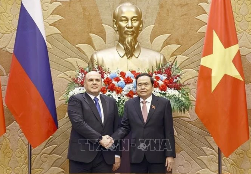 Le président de l’Assemblée nationale vietnamienne, Trân Thanh Mân (droite) et le Premier ministre russe Mikhaïl Michoustine. Photo : VNA.